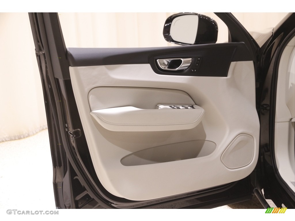 2022 Volvo XC60 B5 AWD Momentum Charcoal Door Panel Photo #143945215