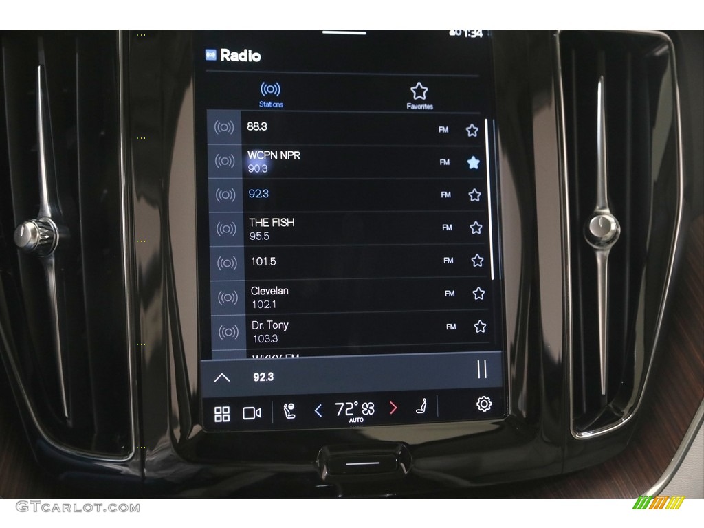 2022 Volvo XC60 B5 AWD Momentum Controls Photos