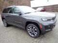 Front 3/4 View of 2022 Grand Cherokee Overland 4x4
