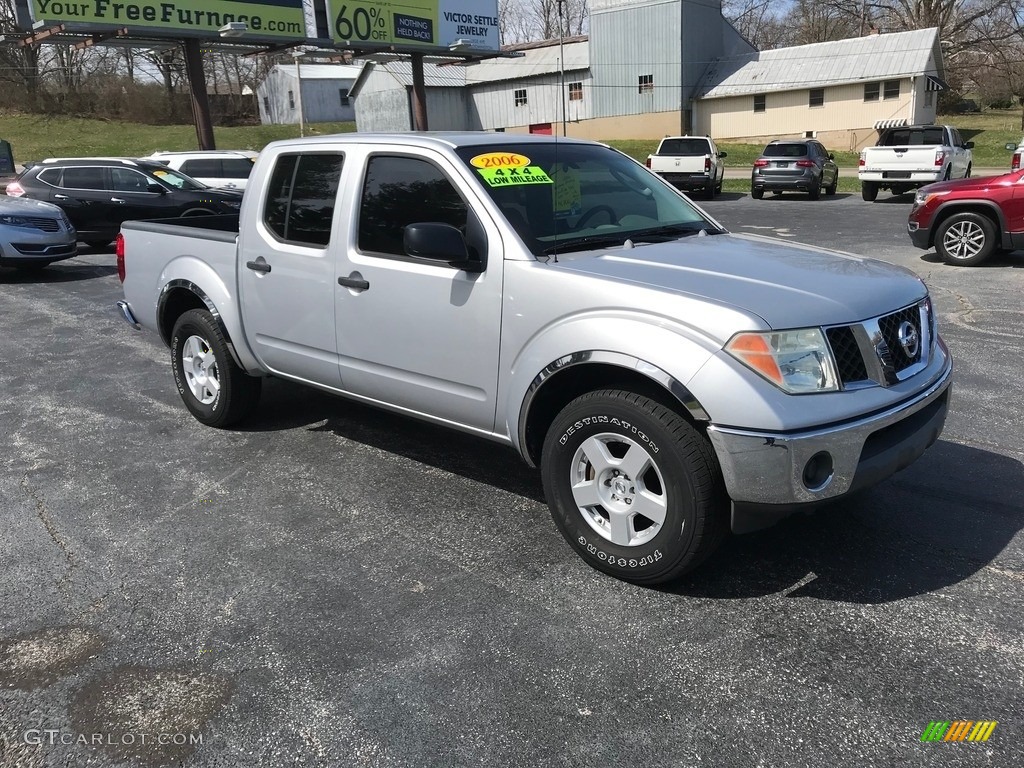 2006 Frontier SE Crew Cab 4x4 - Radiant Silver / Steel photo #4