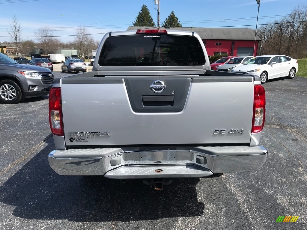 2006 Frontier SE Crew Cab 4x4 - Radiant Silver / Steel photo #7