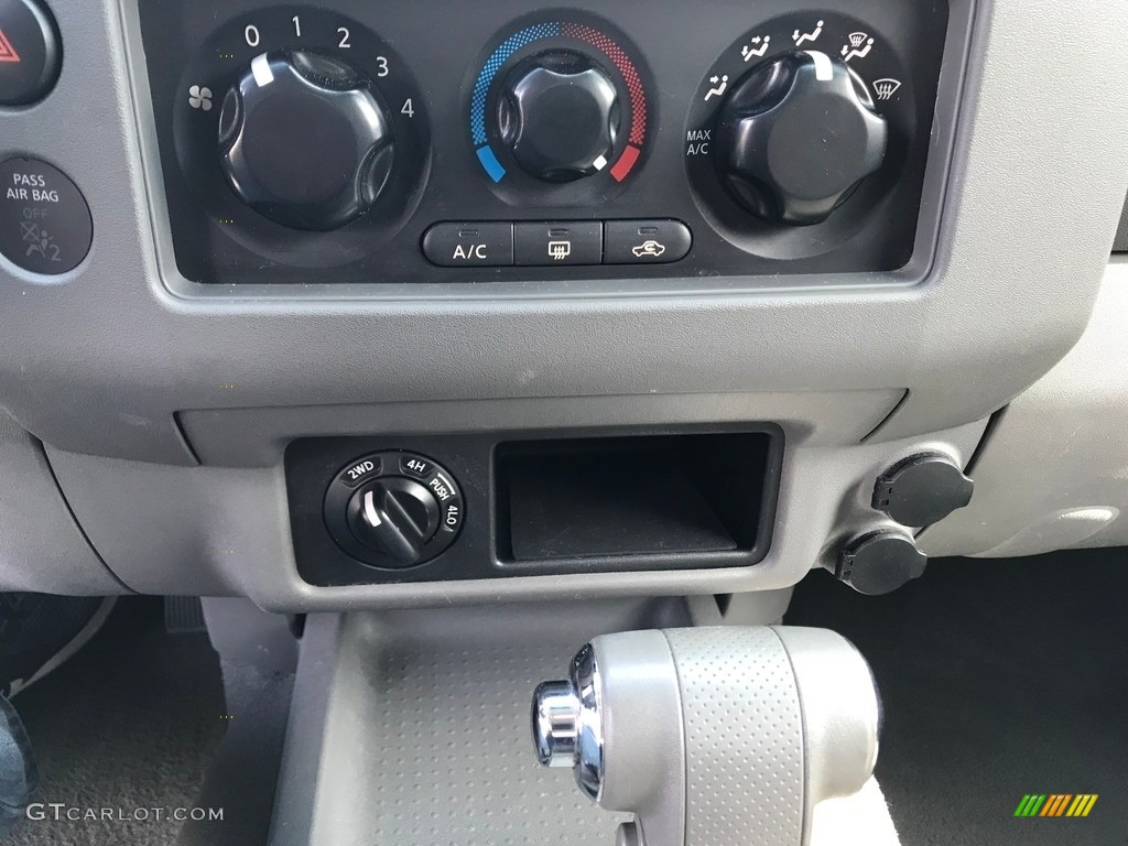 2006 Frontier SE Crew Cab 4x4 - Radiant Silver / Steel photo #21