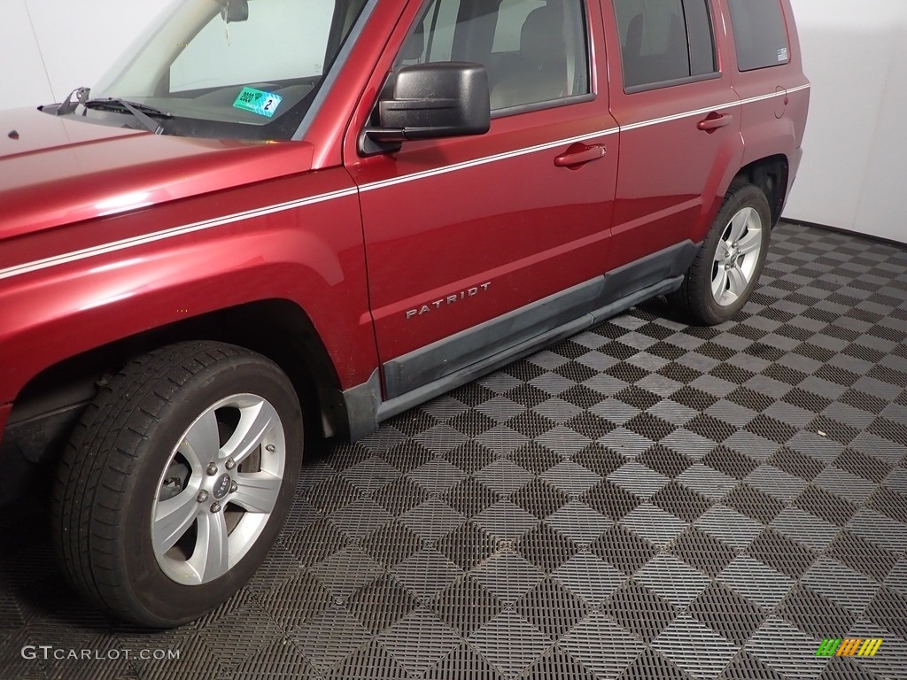 2011 Patriot Latitude X 4x4 - Deep Cherry Red Crystal Pearl / Dark Slate Gray/Light Pebble photo #9