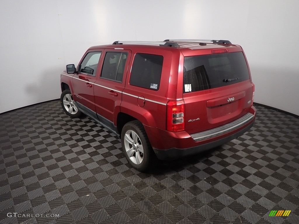 2011 Patriot Latitude X 4x4 - Deep Cherry Red Crystal Pearl / Dark Slate Gray/Light Pebble photo #11