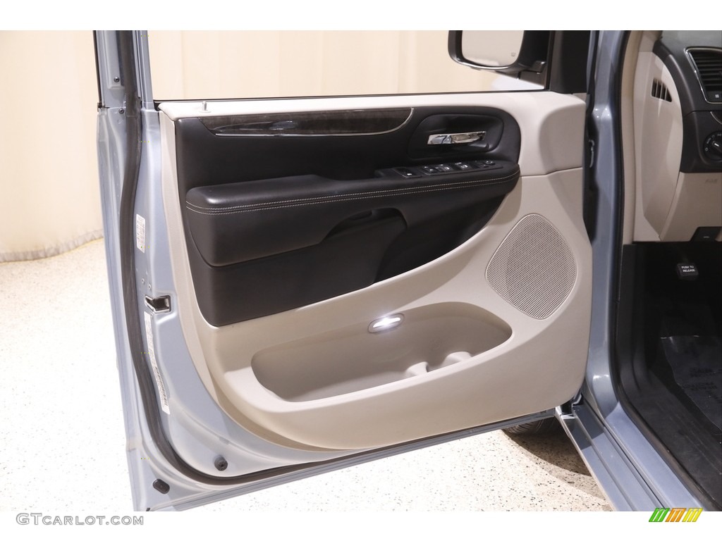 2013 Town & Country Touring - Crystal Blue Pearl / Black/Light Graystone photo #4