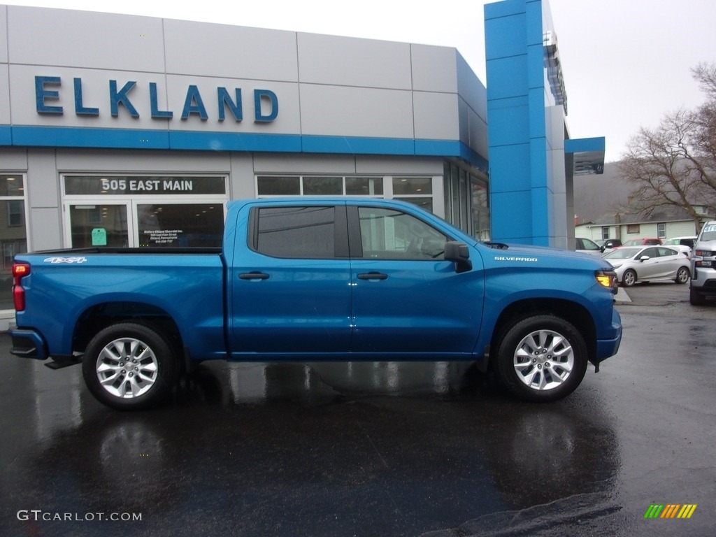 2022 Silverado 1500 Custom Crew Cab 4x4 - Glacier Blue Metallic / Jet Black photo #2