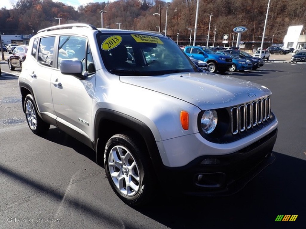 2018 Renegade Latitude 4x4 - Glacier Metallic / Black photo #9