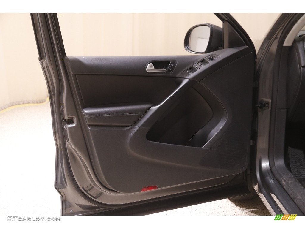 2016 Volkswagen Tiguan SE Door Panel Photos