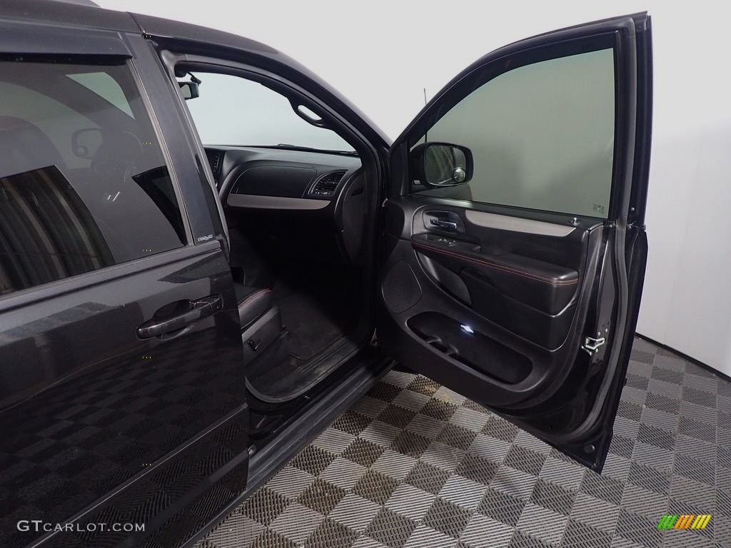 2013 Grand Caravan R/T - Brilliant Black Crystal Pearl / Black photo #39