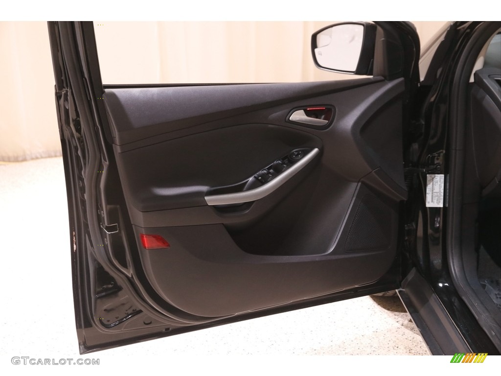 2014 Focus SE Hatchback - Tuxedo Black / Charcoal Black photo #4