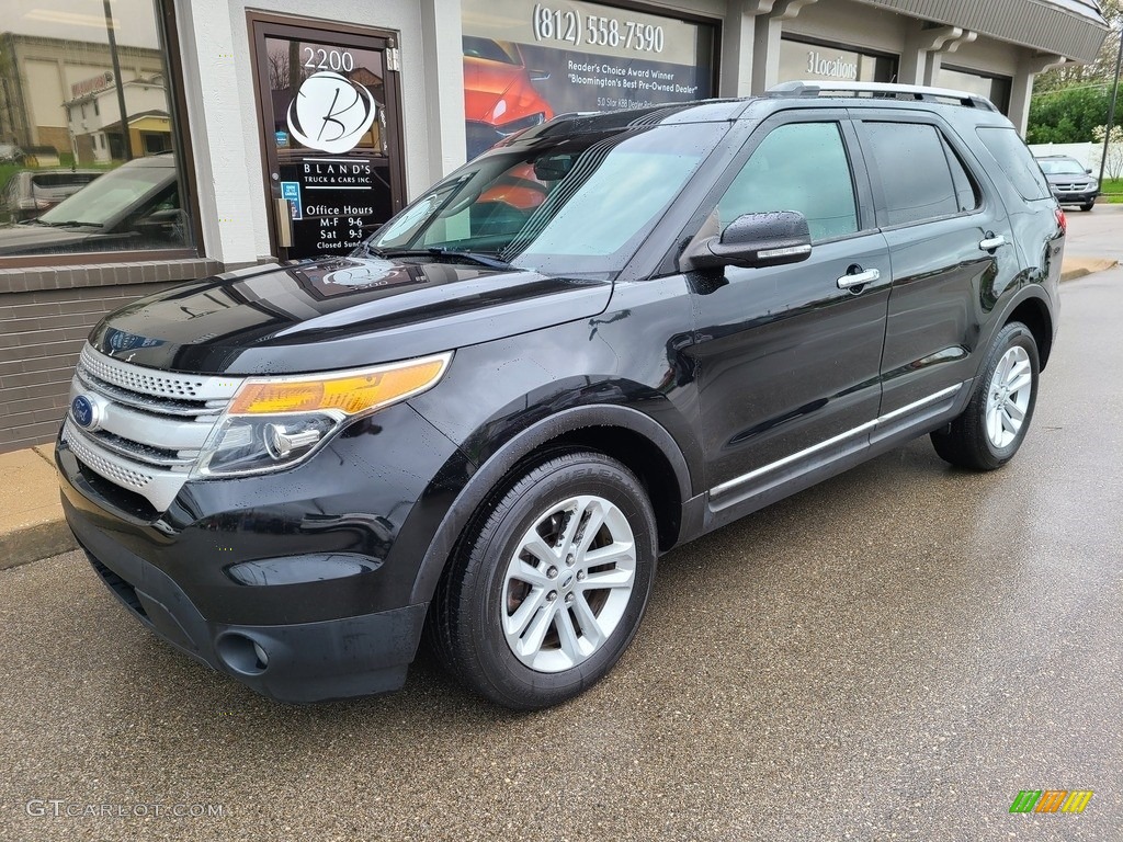 2015 Explorer XLT - Tuxedo Black / Medium Light Stone photo #2