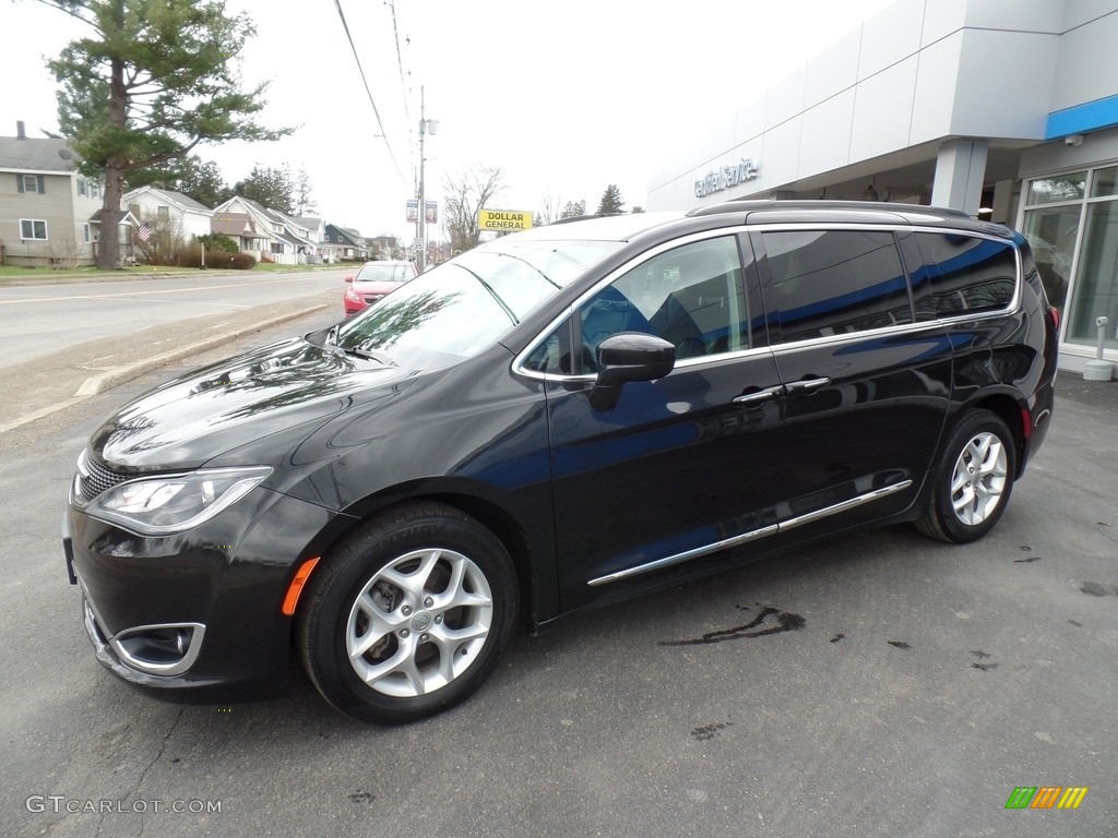 2017 Pacifica Touring L - Brilliant Black Crystal Pearl / Black/Alloy photo #1