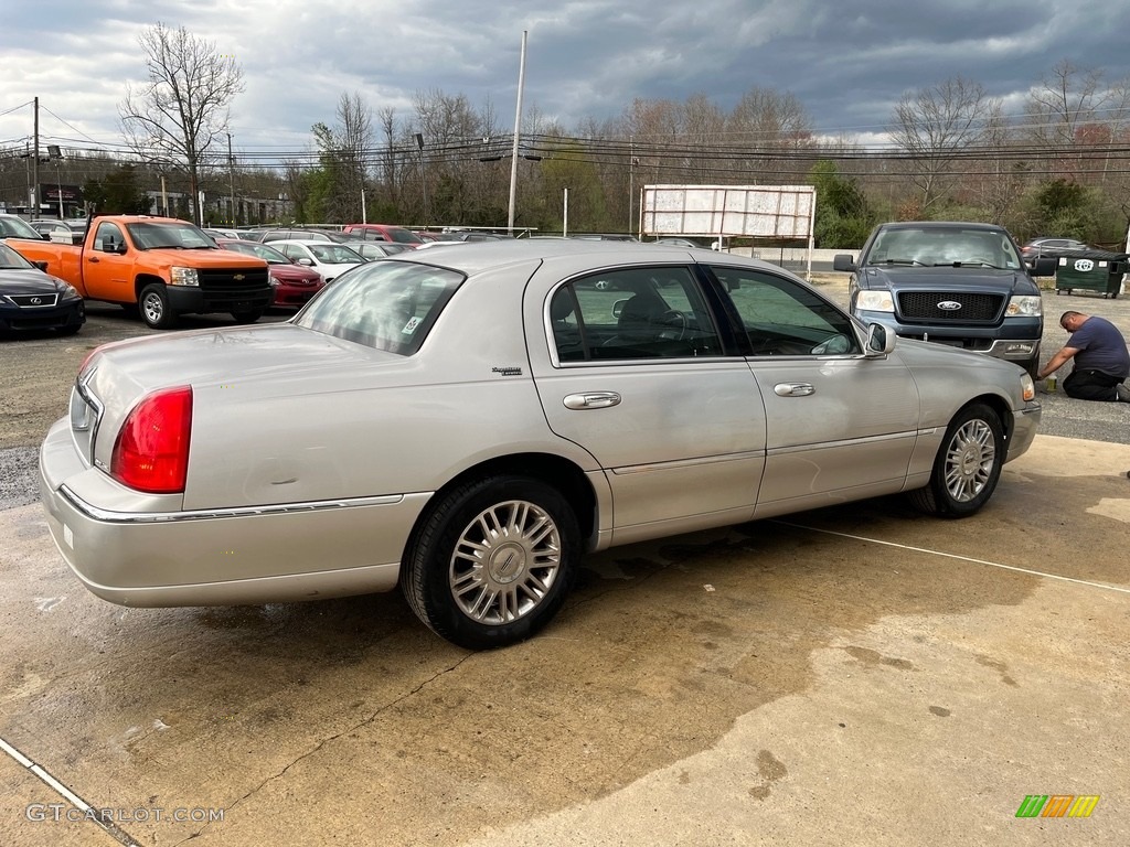 2009 Town Car Signature Limited - Silver Birch Metallic / Black photo #10