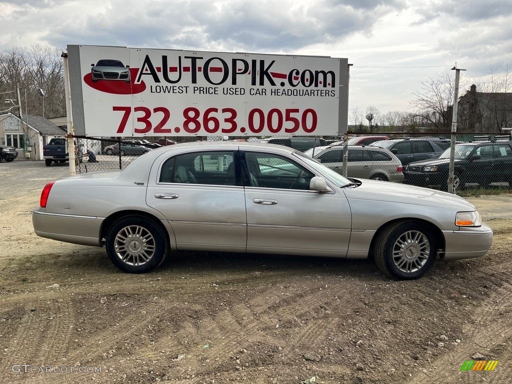 2009 Town Car Signature Limited - Silver Birch Metallic / Black photo #12