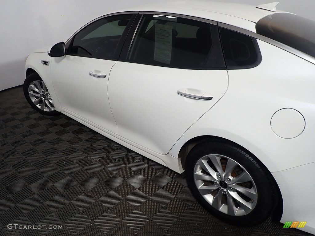 2017 Optima LX - Snow White Pearl / Black photo #18