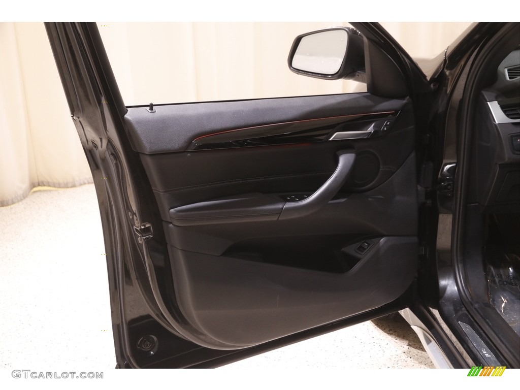 2017 X1 xDrive28i - Black Sapphire Metallic / Black photo #4