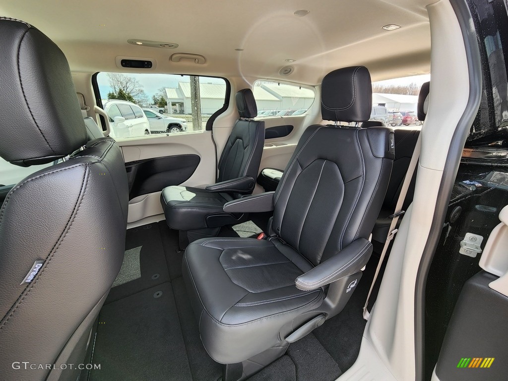 Black/Alloy Interior 2022 Chrysler Pacifica Touring L Photo #144136192