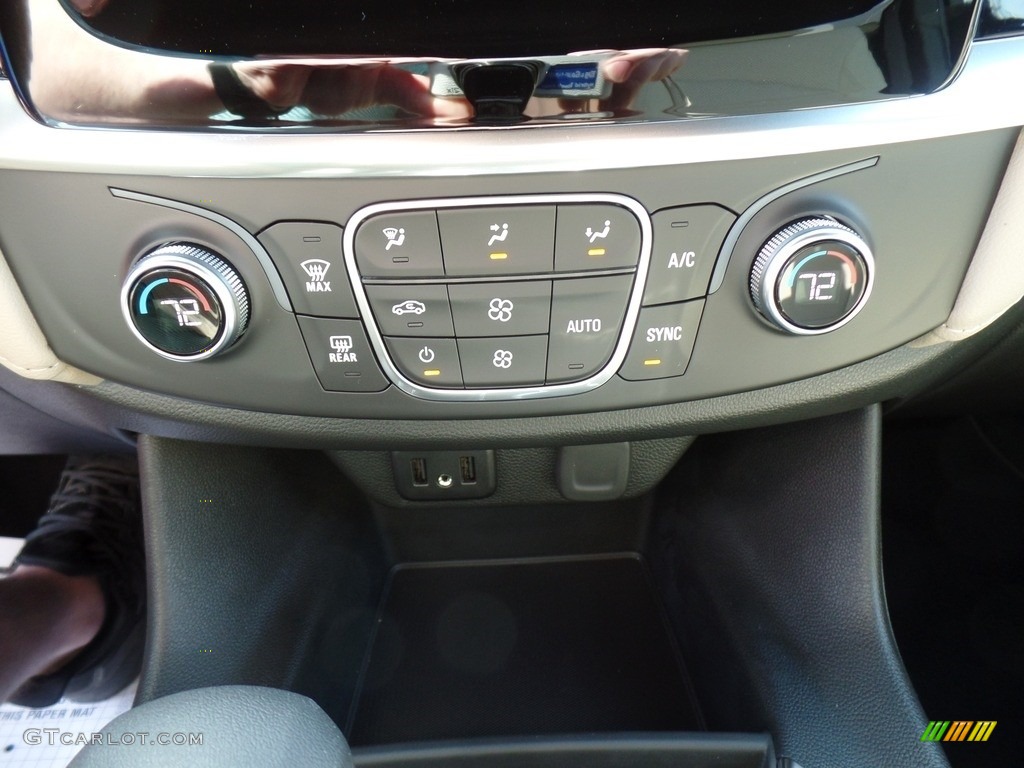 2022 Chevrolet Traverse LS AWD Controls Photos