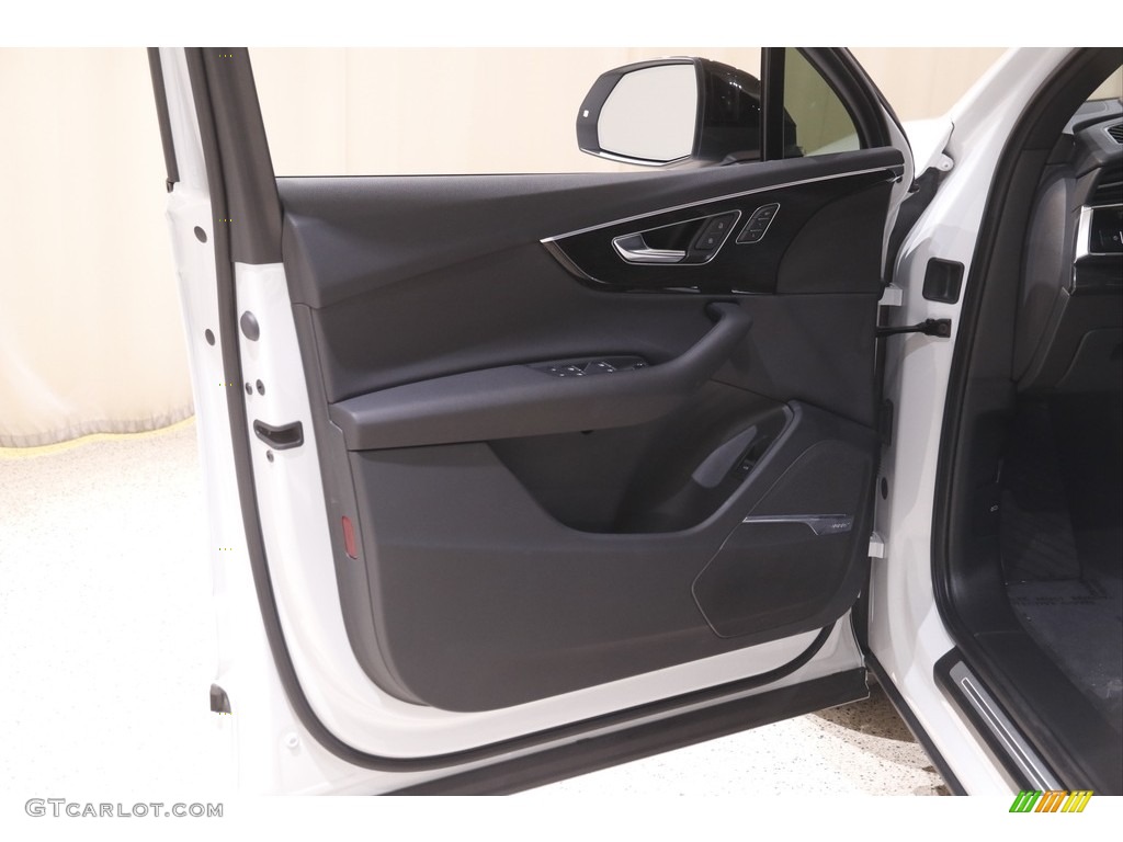 2020 Audi Q7 55 Prestige quattro Door Panel Photos