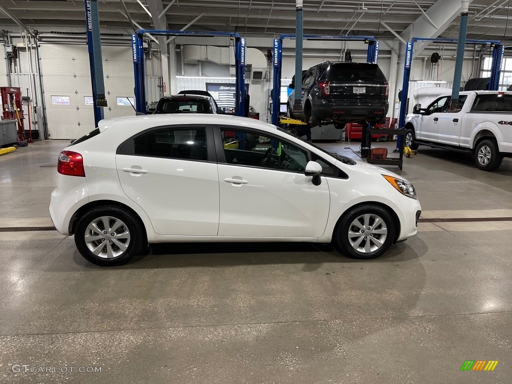 2013 Rio EX 5-Door - Clear White / Black photo #3