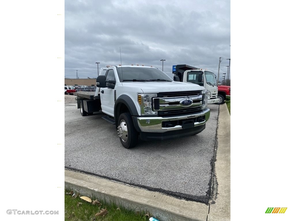 2018 F550 Super Duty XL SuperCab 4x4 Chassis - Oxford White / Earth Gray photo #1