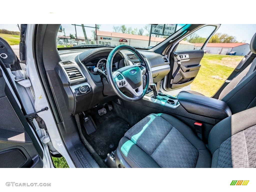 2014 Explorer XLT - Oxford White / Charcoal Black photo #16
