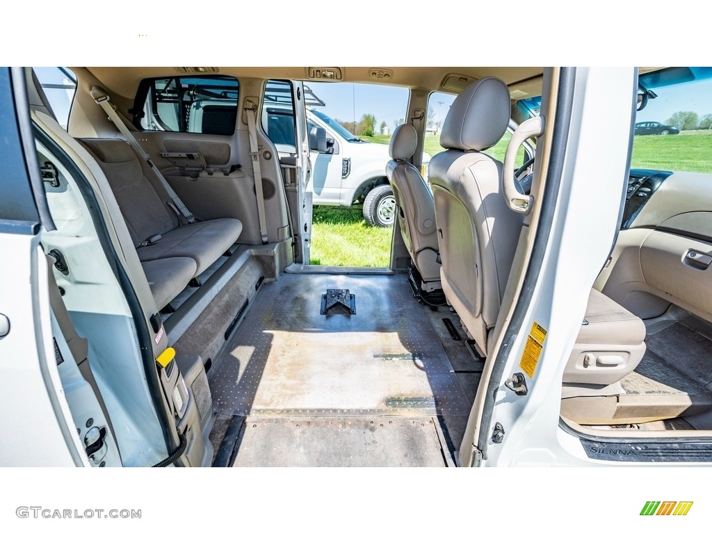2005 Sienna LE - Natural White / Taupe photo #19