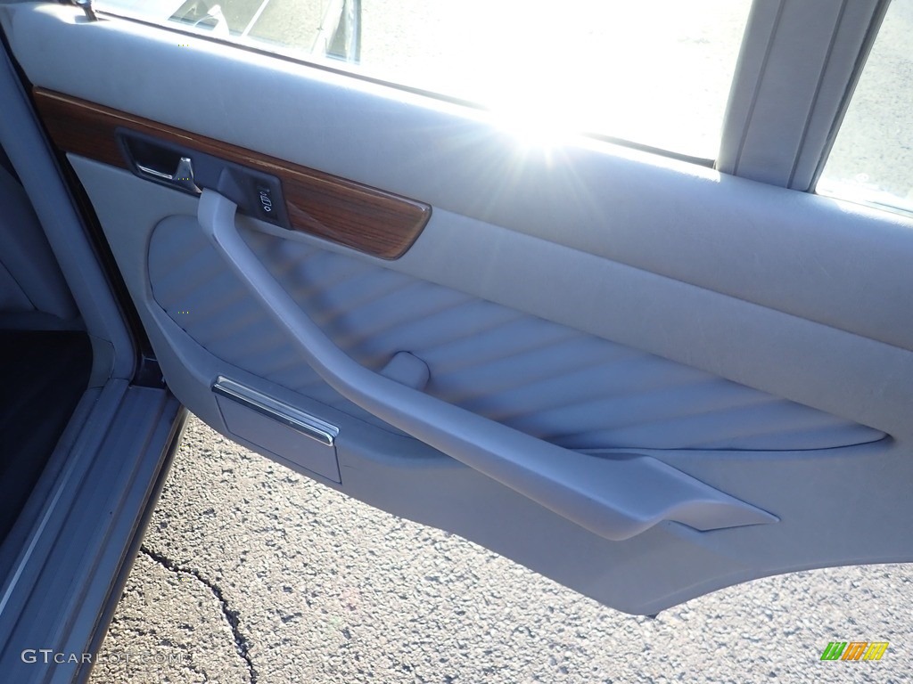 1990 Mercedes-Benz 420 SEL Sedan Gray Door Panel Photo #144170986