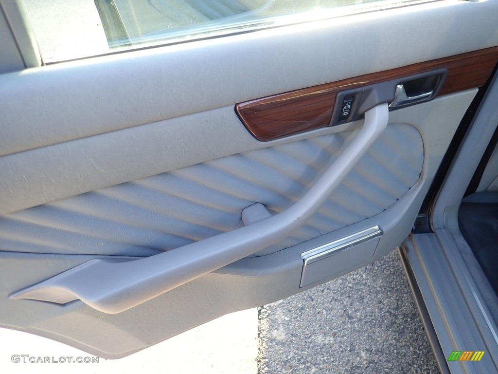 1990 Mercedes-Benz 420 SEL Sedan Gray Door Panel Photo #144171058