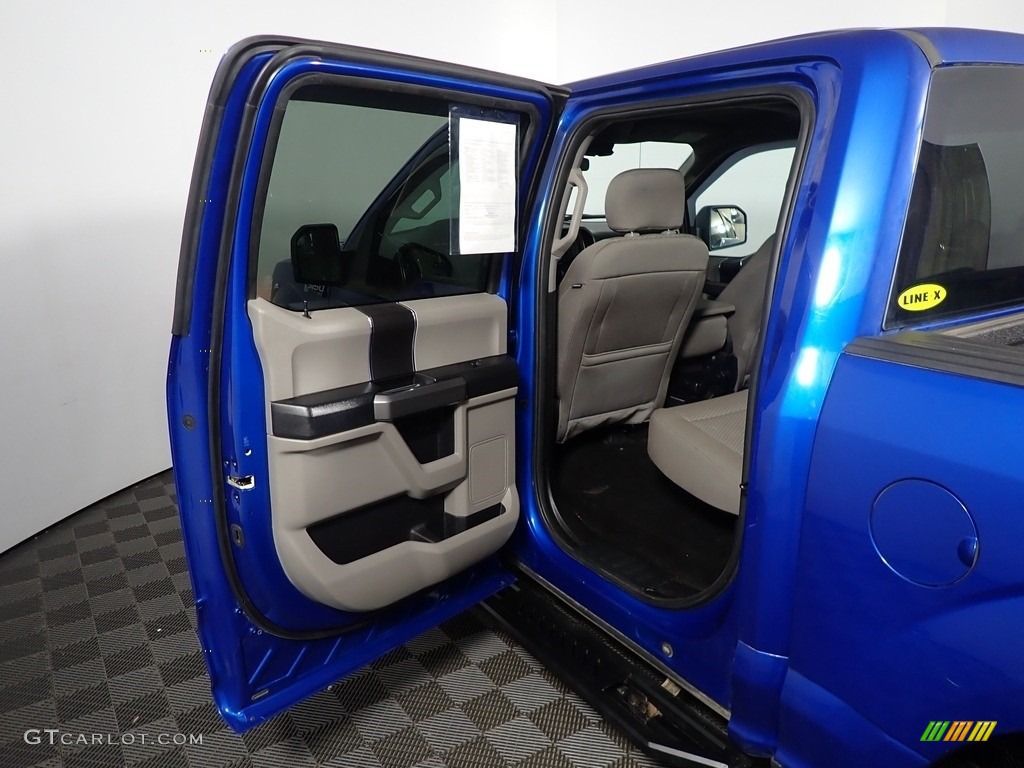 2018 F150 XLT SuperCrew 4x4 - Lightning Blue / Earth Gray photo #35