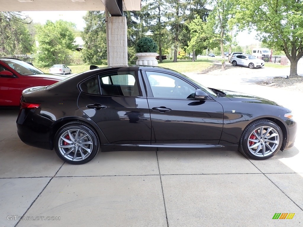 2022 Giulia Ti AWD - Vulcano Black Metallic / Black photo #6