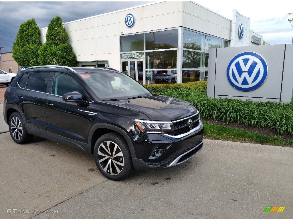 Deep Black Pearl 2022 Volkswagen Taos SE 4Motion Exterior Photo ...