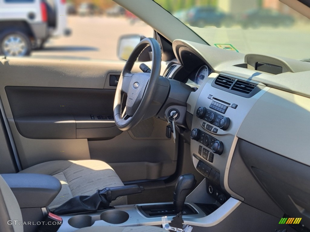 2008 Focus SE Sedan - Oxford White / Charcoal Black photo #10