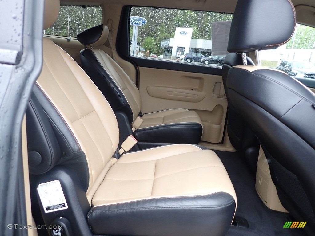 2017 Kia Sedona LX Rear Seat Photo #144195519