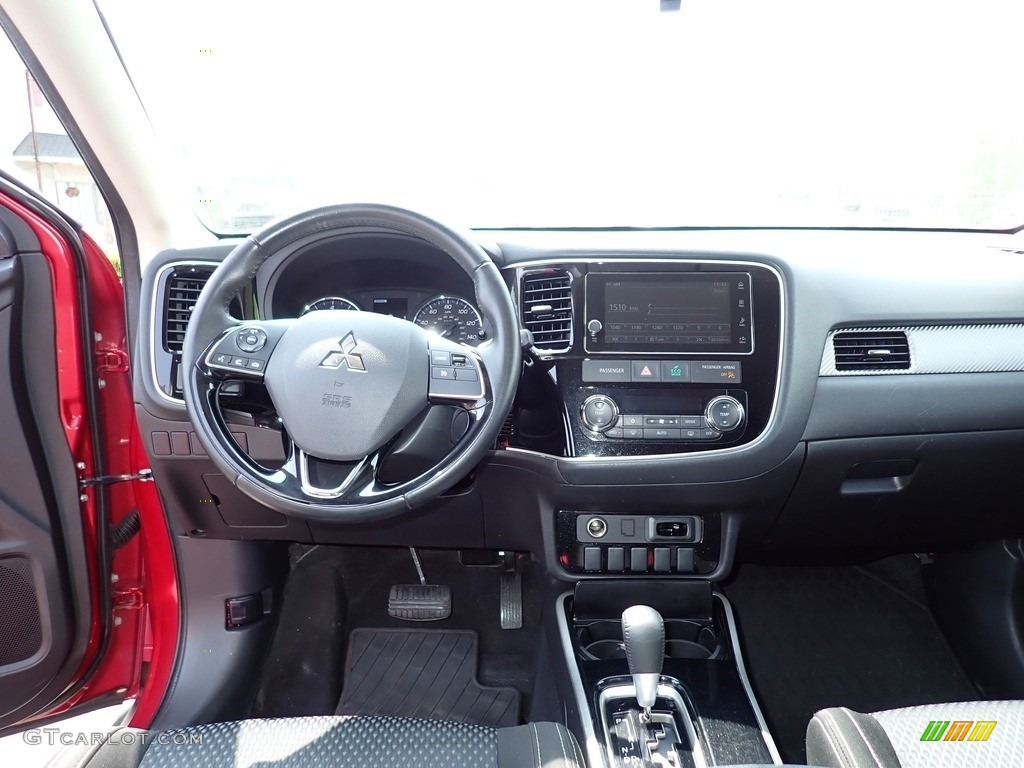 2017 Mitsubishi Outlander SE S-AWC Dashboard Photos