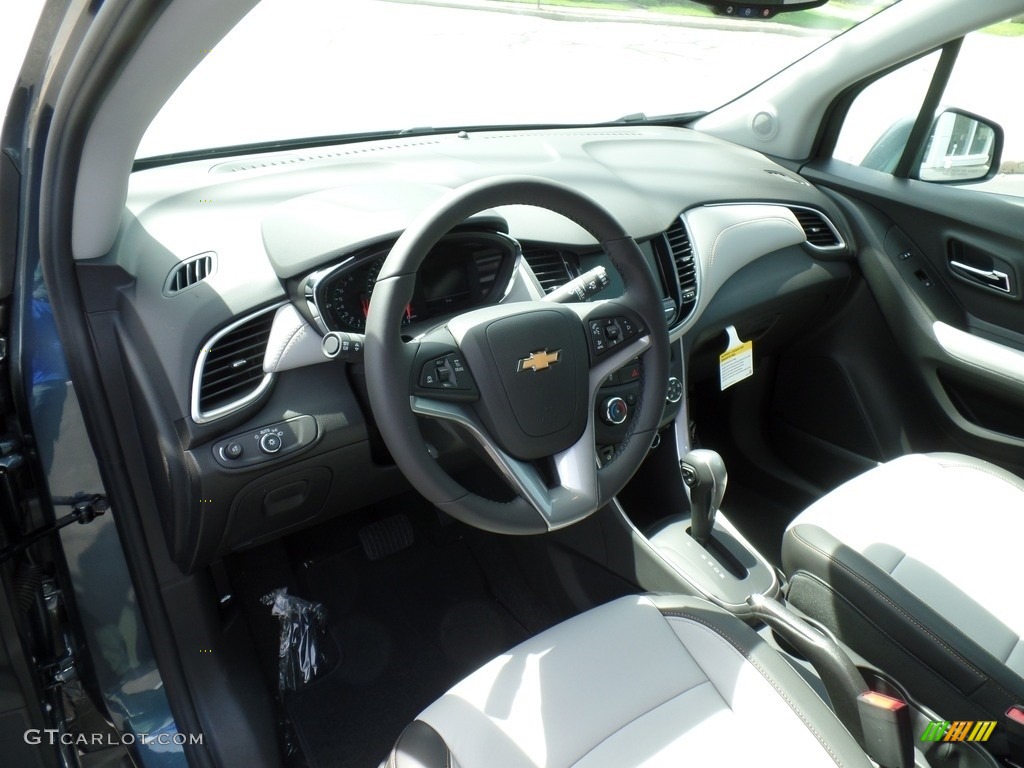2022 Chevrolet Trax LT AWD Front Seat Photo #144213537