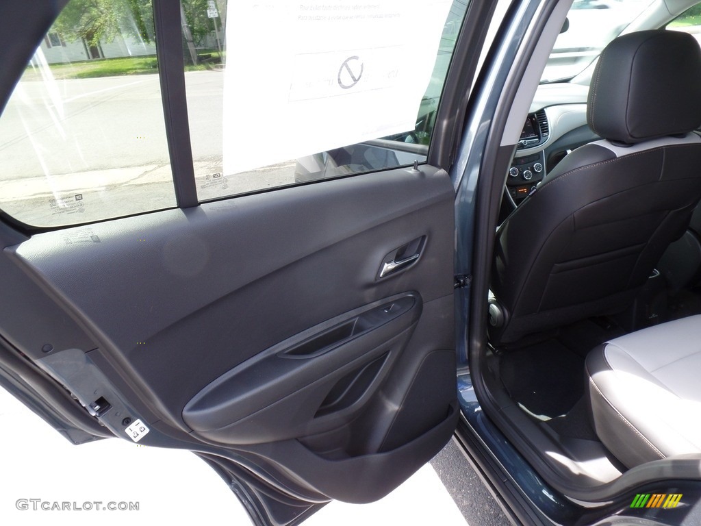 2022 Chevrolet Trax LT AWD Jet Black/Light Ash Gray Door Panel Photo #144213927
