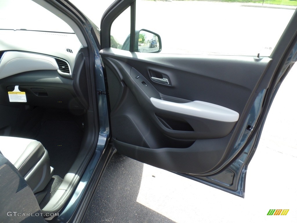 2022 Chevrolet Trax LT AWD Jet Black/Light Ash Gray Door Panel Photo #144214104