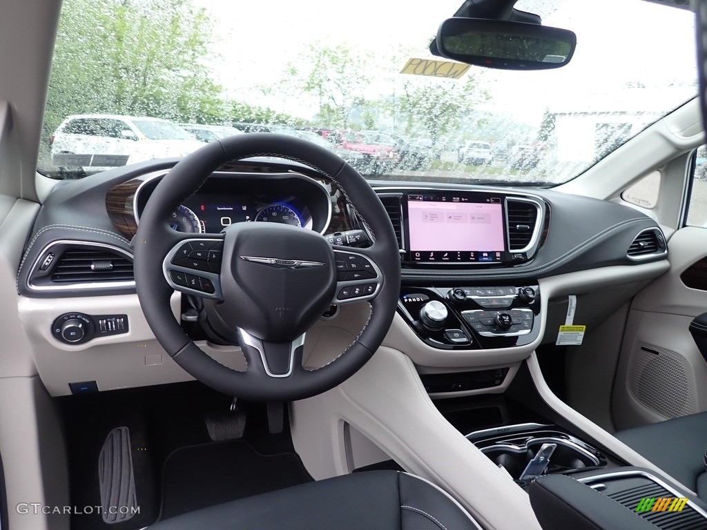 Black/Alloy Interior 2022 Chrysler Pacifica Limited AWD Photo #144256672