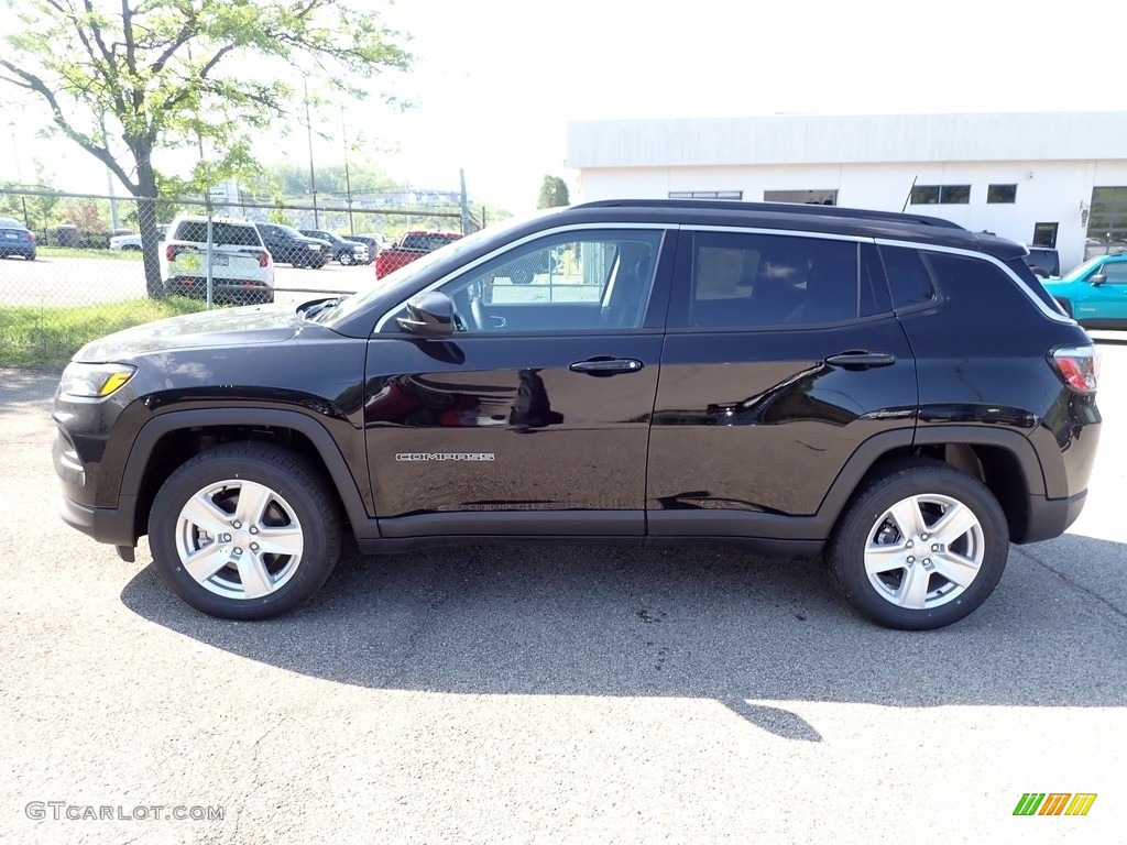 2022 Compass Latitude 4x4 - Diamond Black Crystal Pearl / Black photo #2