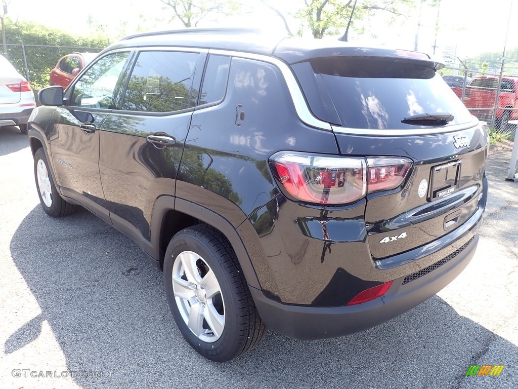 2022 Compass Latitude 4x4 - Diamond Black Crystal Pearl / Black photo #3