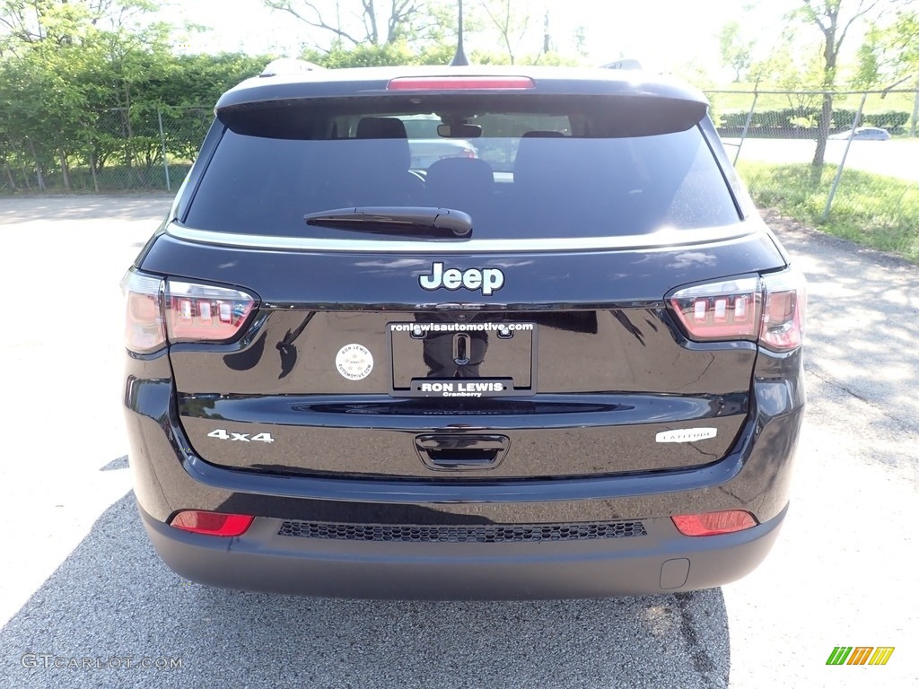 2022 Compass Latitude 4x4 - Diamond Black Crystal Pearl / Black photo #4