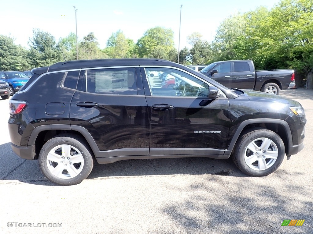 2022 Compass Latitude 4x4 - Diamond Black Crystal Pearl / Black photo #6