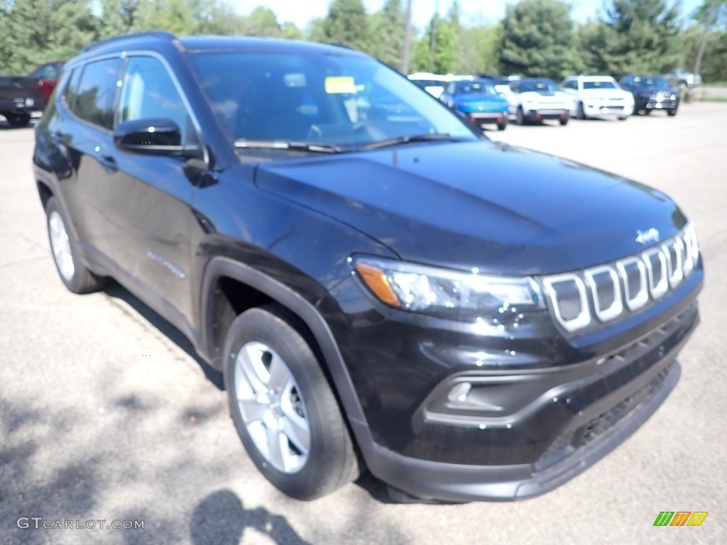 2022 Compass Latitude 4x4 - Diamond Black Crystal Pearl / Black photo #7