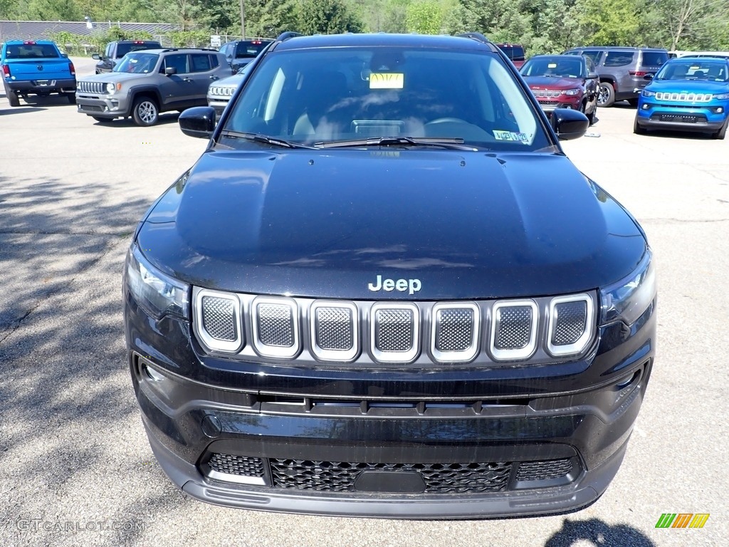 2022 Compass Latitude 4x4 - Diamond Black Crystal Pearl / Black photo #8