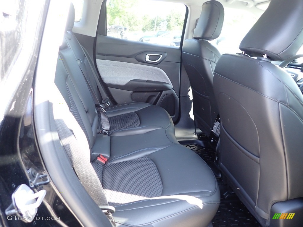 2022 Compass Latitude 4x4 - Diamond Black Crystal Pearl / Black photo #11