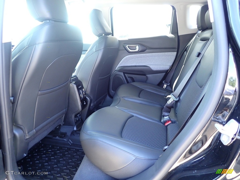 2022 Compass Latitude 4x4 - Diamond Black Crystal Pearl / Black photo #12