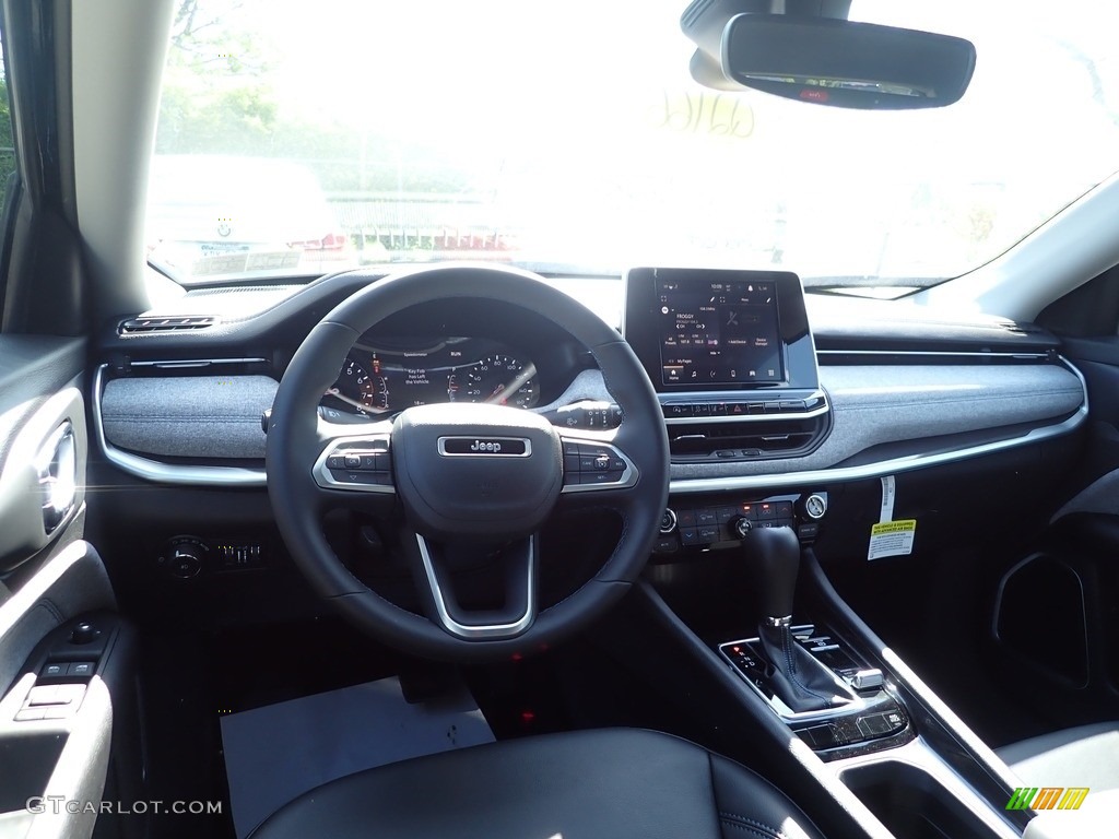 2022 Compass Latitude 4x4 - Diamond Black Crystal Pearl / Black photo #13