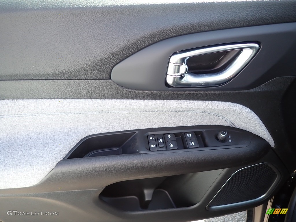 2022 Compass Latitude 4x4 - Diamond Black Crystal Pearl / Black photo #15