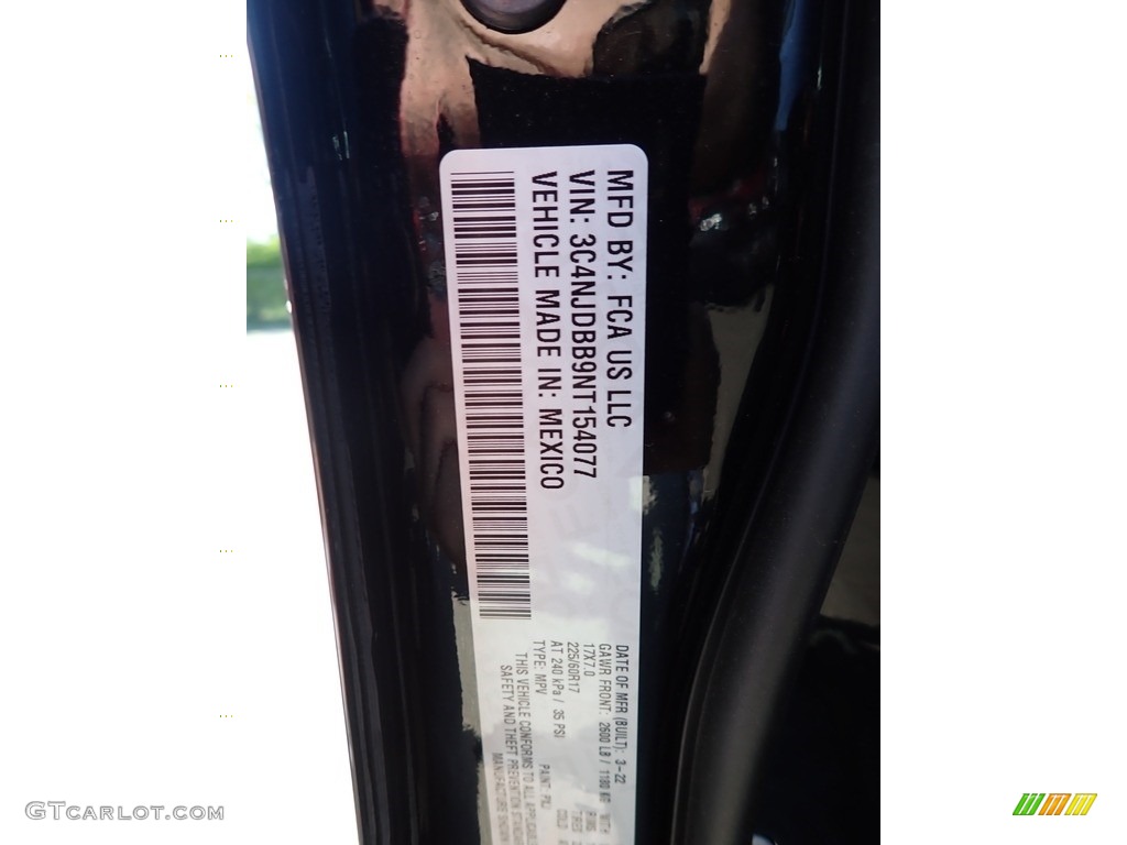 2022 Compass Latitude 4x4 - Diamond Black Crystal Pearl / Black photo #20